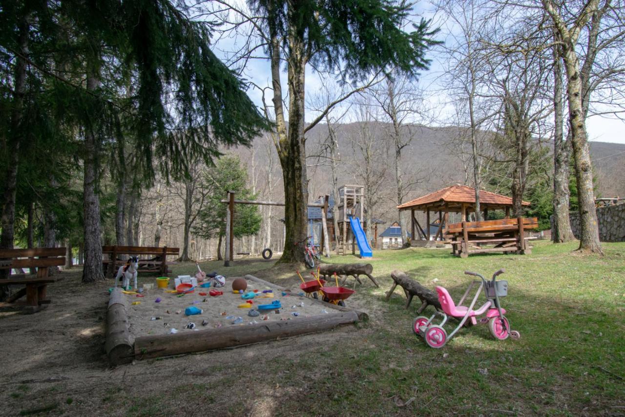 Holiday Park Hajducka Cesma Dubovsko Buitenkant foto